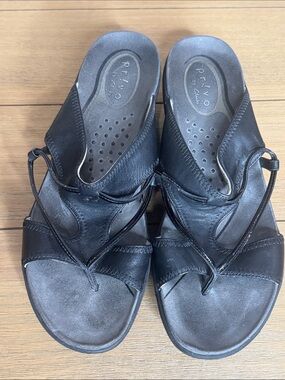 Privo by Clarks Black Leather Thong Sandals Comfort Walking Shoes Size 10M